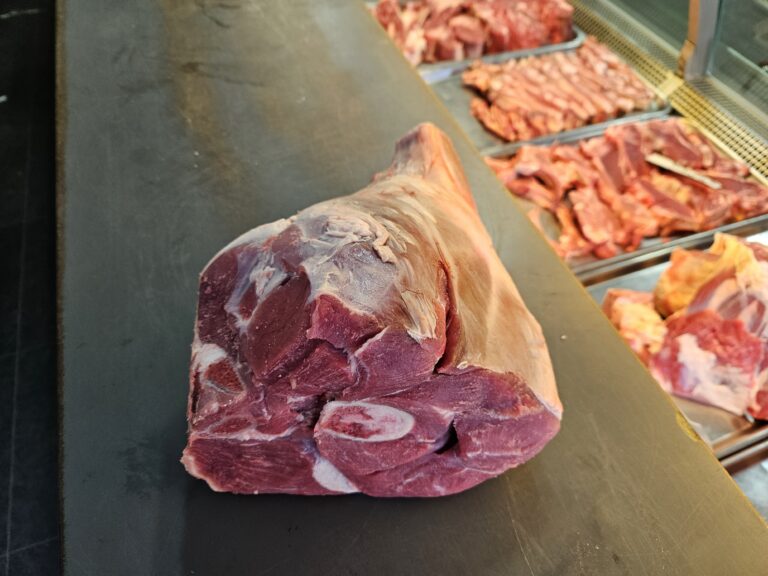 Toonbank van de halal slager voor Rotterdam Centrum, Slagerij Metin aan de Oranjeboomstraat