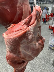Halal familiepakket van Slagerij Metin: vlees hangend in de uitsnijderij bij Rotterdam